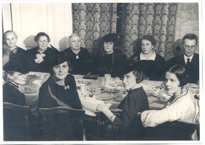 Härma, Miina from vas to 3. In the case of Aino Kallas Jewels, tea evening in a woman's company in 1938.  duplicate photo