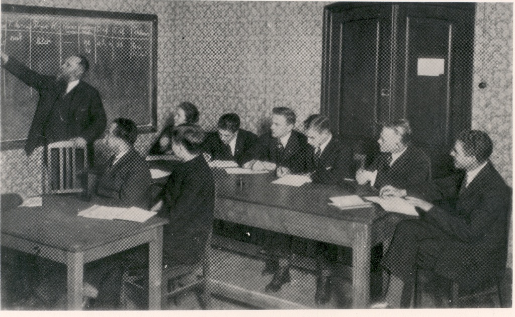 E. Peterson-Särgava courses giving Estonian language class. Orig. : p. Ambur, e. Särgava's problemlist, Table XI