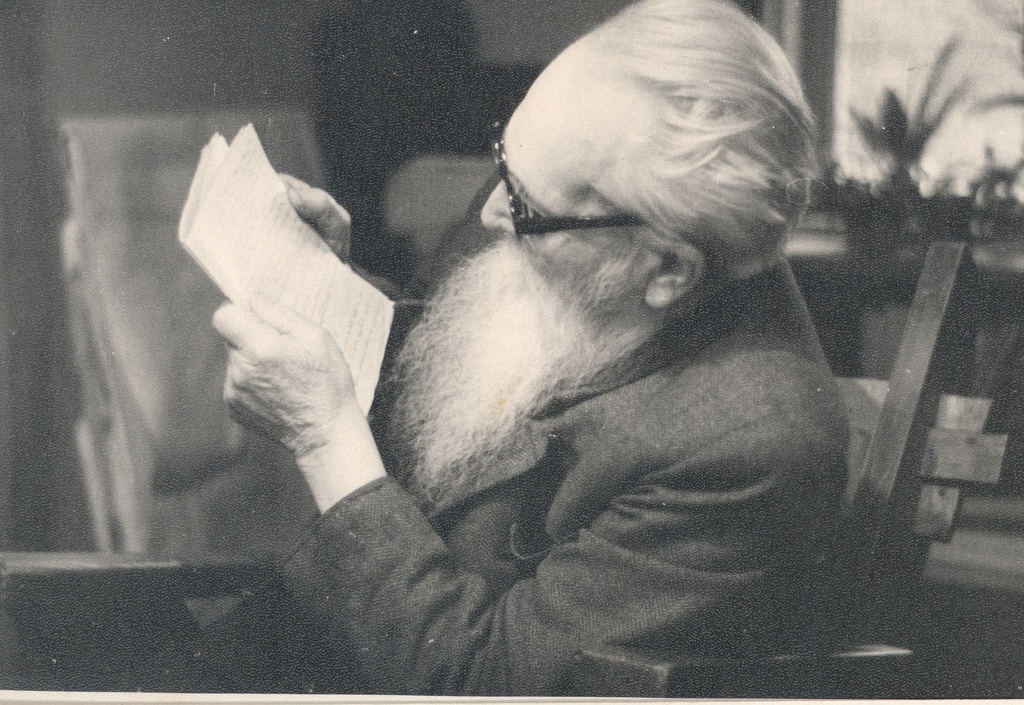 E. Peterson-Särgava reads his manuscript 7. X 1957. a.