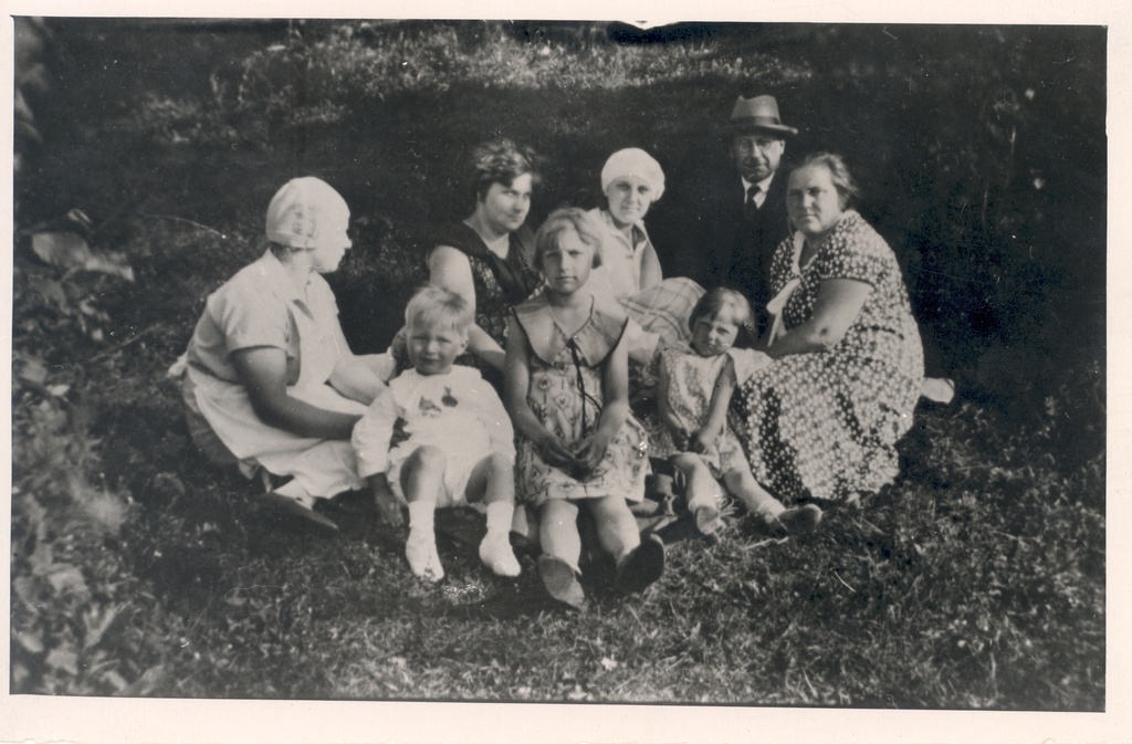 A. h. Tammsaare and h. Raudsepa family in Elva