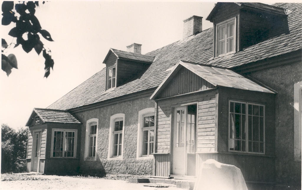 Hellamaa 7-year-old school Muhus (former Hellamaa county school where V. Grünthal-Ridala studied)
