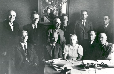 On July 27, 1940, the nationalization of the Noor-Estonian publishing: 1st row: ?, o. Luts, ?, a. Kiviste, K. Melso. II row: J. Ainelo, f. Tuglas, K. Laagus, ?, Ad. Luiga, V. Sumberg (?)  duplicate photo
