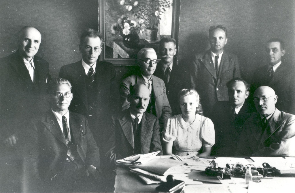 On July 27, 1940, the nationalization of the Noor-Estonian publishing: 1st row: ?, o. Luts, ?, a. Kiviste, K. Melso. II row: J. Ainelo, f. Tuglas, K. Laagus, ?, Ad. Luiga, V. Sumberg (?)