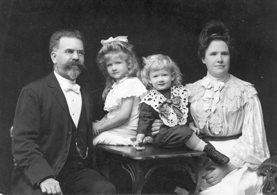 Andres Saal with family  duplicate photo