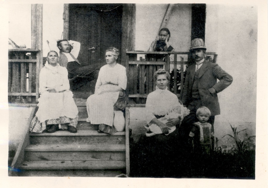 A. h. Tammsaare (in Lamamistool) Red Lagedal