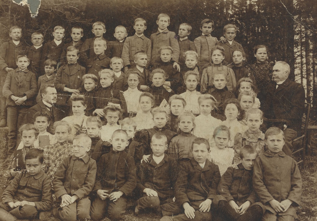 The students of the Iron Wallacle School of Applied Sciences in 1910. Ees par. Second Mart Iron