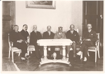 VAS. : 1) Virgo (? ), 2) Piip, 3) m. Martna (? ), 4) Tõnisson, 5) Menning, 6) Pusta, 7) Seljamaa. Estonian Foreign Delegation in 1918 (?1928)  duplicate photo