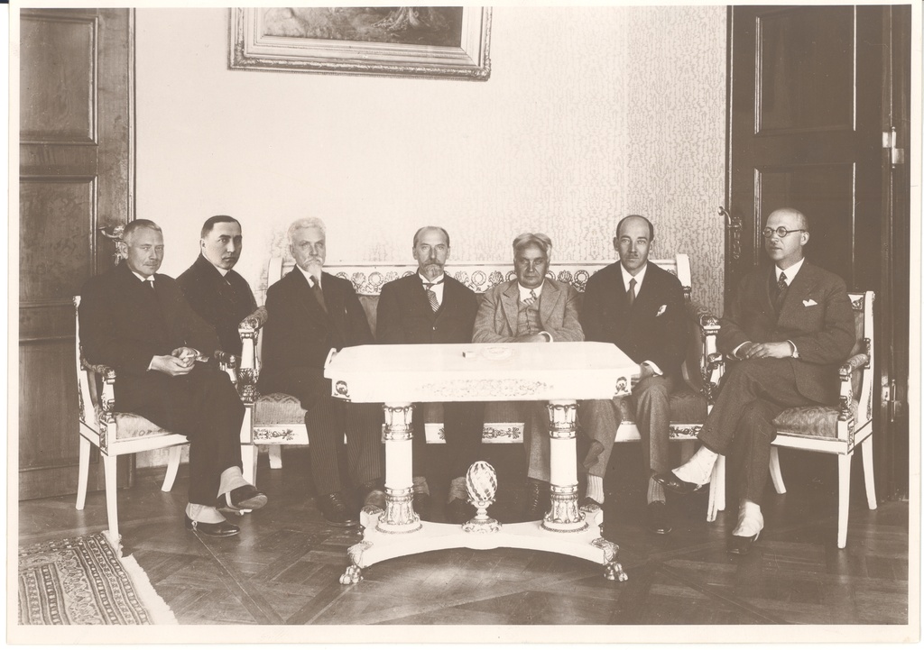 VAS. : 1) Virgo (? ), 2) Piip, 3) m. Martna (? ), 4) Tõnisson, 5) Menning, 6) Pusta, 7) Seljamaa. Estonian Foreign Delegation in 1918 (?1928)