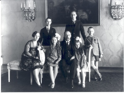 Jaan Tõnisson with his family. VAS. : Hilda, Heldur, Hilja, Jaan, Ilmar, Lagle, Rein  duplicate photo