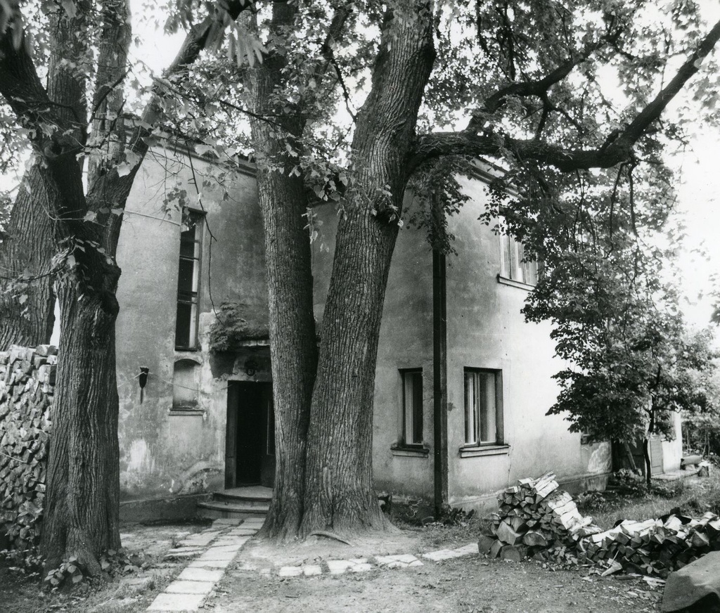 Betti Alver's residence in 1945 in Tartu, Kingissepa tan 67. Photo 1982 a