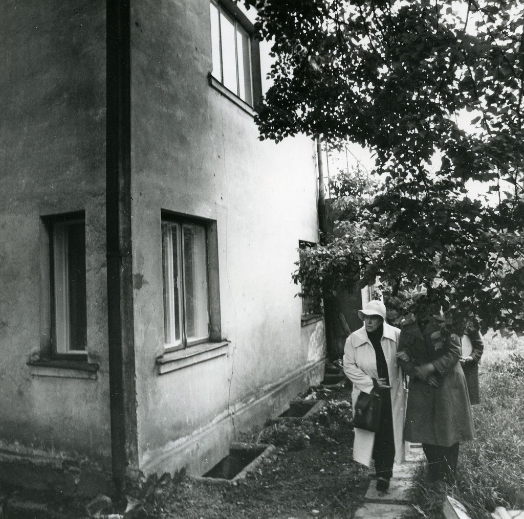Betti Alver in his former residence in Tartu, Kingissepa 67