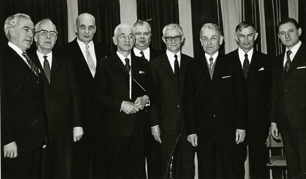Transfer of m. Under Cultural Award 11.3.1973. VAS. 2. Hans Kauri, 3. Leo Karupää, 4. August Mälk, 5. Voldemar Krüppelman, 6. Karl Ristikivi, 7. Bernard Kangro, 8. Arvi Moor, 9. Paul Laan