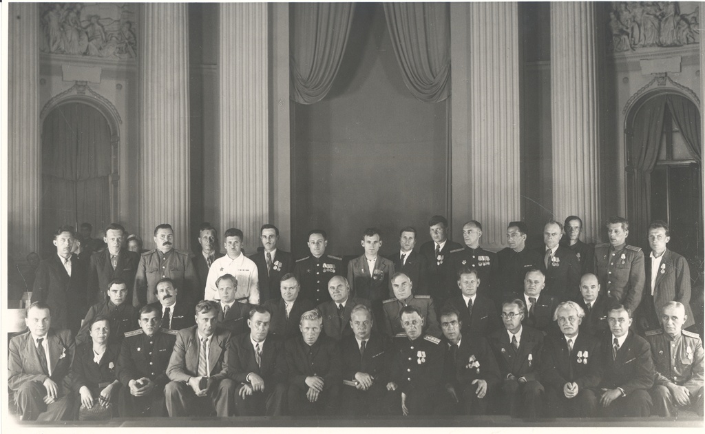 A group of rewarded Metrostroi employees. Among them II r. 5. vas. J. Vares-Barbarus