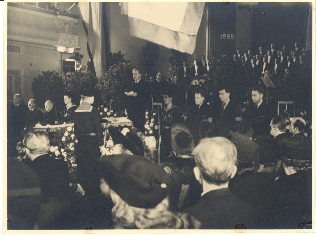 EK(b)P KK secretary n. Karotamm speaks at J. Vares-Barbarus funeral department at the concert hall "Estonia" 3.12.1946