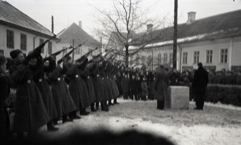 Placement of the cornerstone of the monument pillar dedicated to the rebellion of Saaremaa in the former pillar of the memorial pillar of the fallen in the War of Liberty: military personnel are saluteering