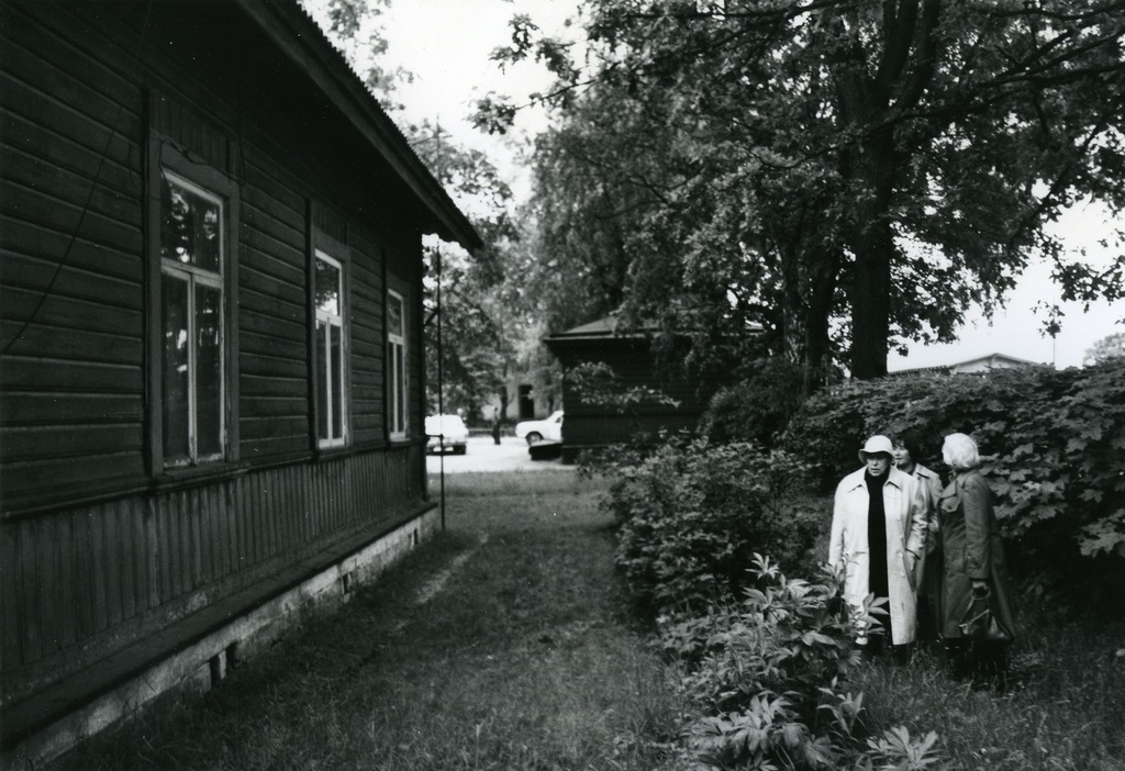 Betti Alver, Velli Verev, Renate Tamm in the river Betti Alver's birthplace in front of 1982