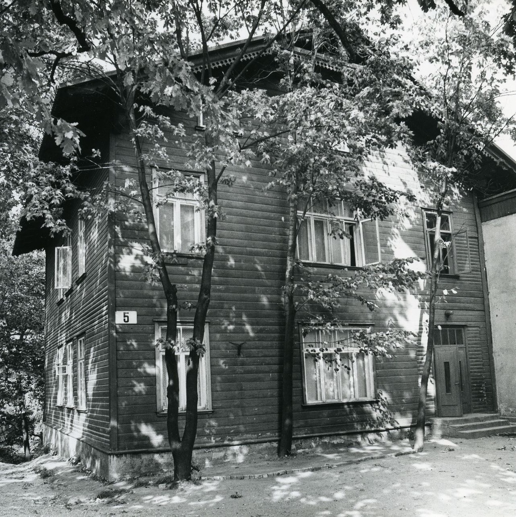 Betti Alver's school-time residence in Tartu Tiigi tn 5 (end. Pedraudse maja) on the second floor in the pansion on the side of Pälson. Photo 1982