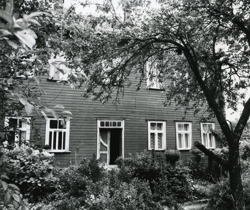 Betti Alver's residence with his parents in Tartu. 23 (on the side of the garden of the yard the last three windows on the bottom floor) ca 1930-1936