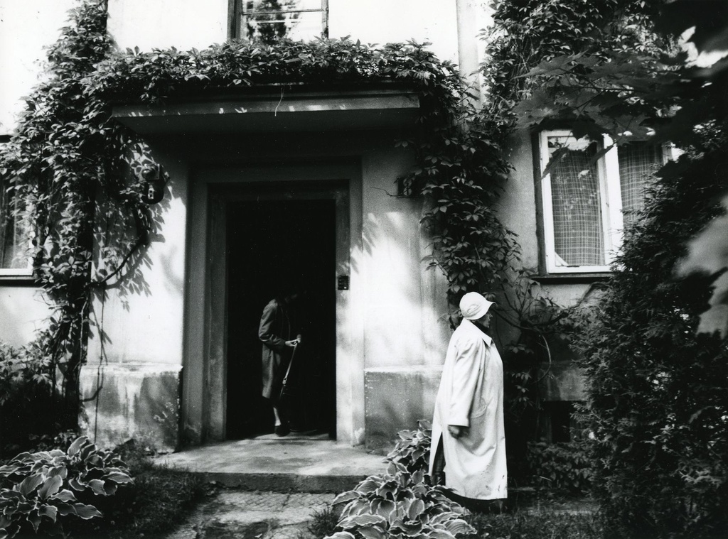 Betti Alver's residence since 1957. In Tartu Koidula 8-2. In front of the house Betti Alver 1982