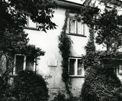 Betti Alver's residence in Tartu, Koidula tän. 8-2 (end. Anna Haava Apartment) from 1957. a. Photo 1982  similar photo