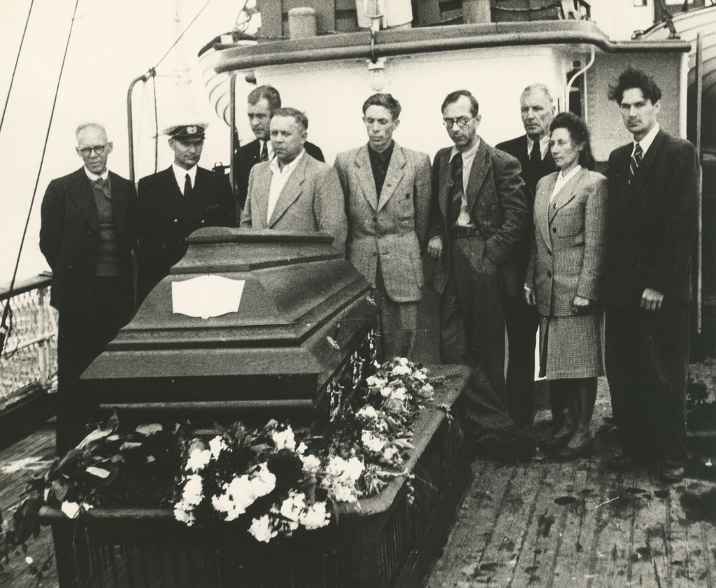 L. Koidula's delegation to bring the sludge back on board the steam "Gustav". VAS. : Dr. p. Pedusaar, Lepik, h. Press, Hendrikson, J. Schmuul, m. Raud, a. Lauter, J. Tellman, e. Okas