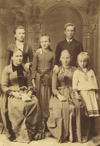 Aino Tamm with sisters and brothers: in front of Ann, Mari, Liina-Linda, behind Aino, Liis, Jaan