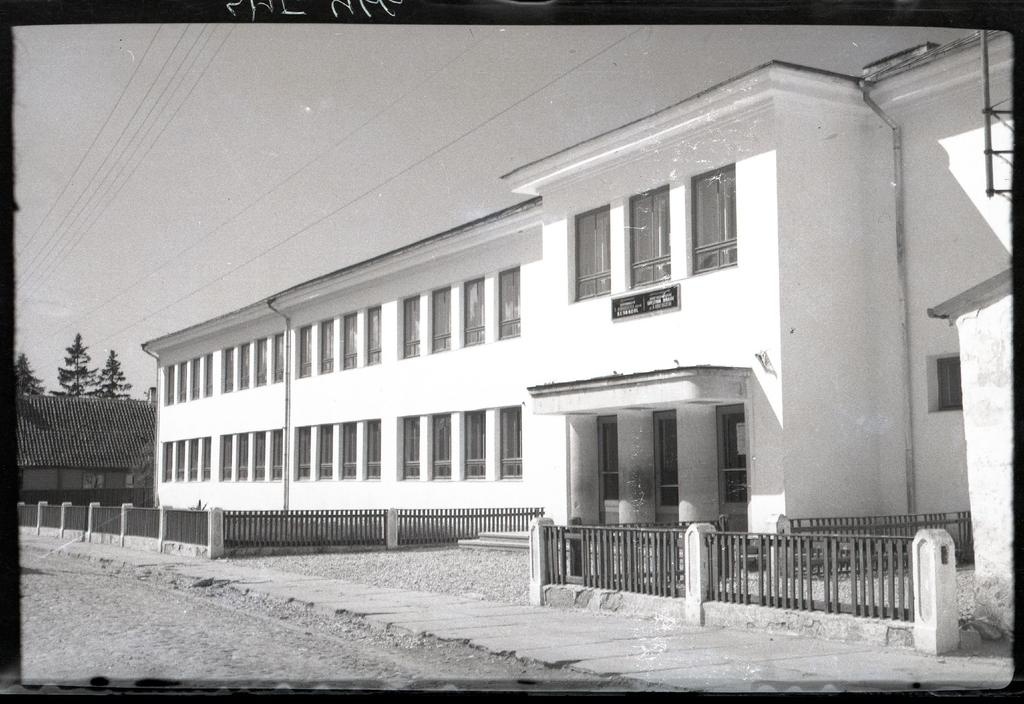 Kingissepa Viktor Kingissepa High School building on Garnison Street