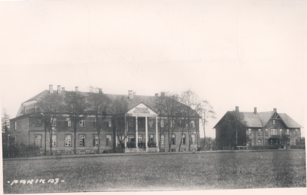 The Estonian Alexandria school house and the residential of teachers in Põltsamaa. (e. Peterson-Särgava lived with yeast. Experience)