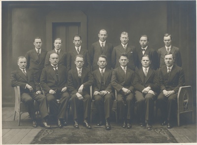 Estonian Literature Society. I r. vas: J. Kõpp, f. Karlson, a. Saareste, Fr. Tuglas, t. Roos, h. Kruus, R. Kleis, II r. VAS. : J. Mägiste, a. Oras, d. Palgi, h. Evert, p. Tarvel, a. Annist, f. Linnus  similar photo