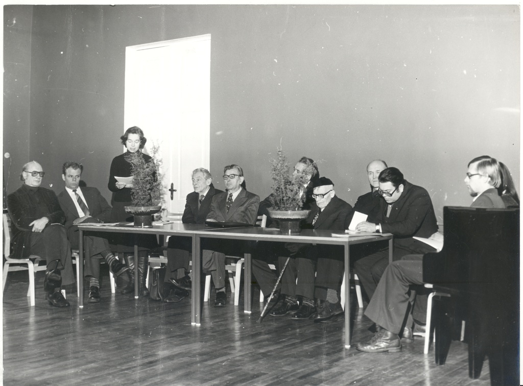 Johannes Aaviku Memorial Day in Kingissepa Children's Music School Hall. On the left: 1) Leo Normet, 2) Vardo Rumessen, 3) Helgi Vihma, 4) Voldemar Miller, 5) Eduard Ertis, 6) Albert Uustulnd, 7) Joosep Aavik (John. Uncle of Aaviku, 8) Arnold Allik, 9) Kalle-Jüri Priske, 10) Peep Nemvalts