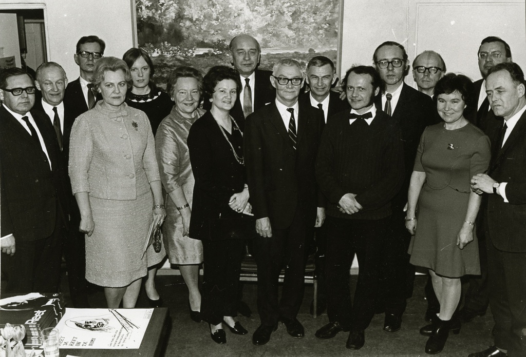 Literature characters. VAS. : 1. Kalju Lepik, 2. Elmar Pettai, 3. Enn Nõu, 4. Ada Otema, 5. Helga Nõu, 6. Liidia Wind, 7. Karin Saarin, 9. Karl Ristikivi, 10. Arvi Moor, 11. [Nils Moritz], 12. Jyri Kork, 13. Arvo Mägi, 14. [Senta Mõõk], 15. Harri Kiisk, 16. Raimond Kolk