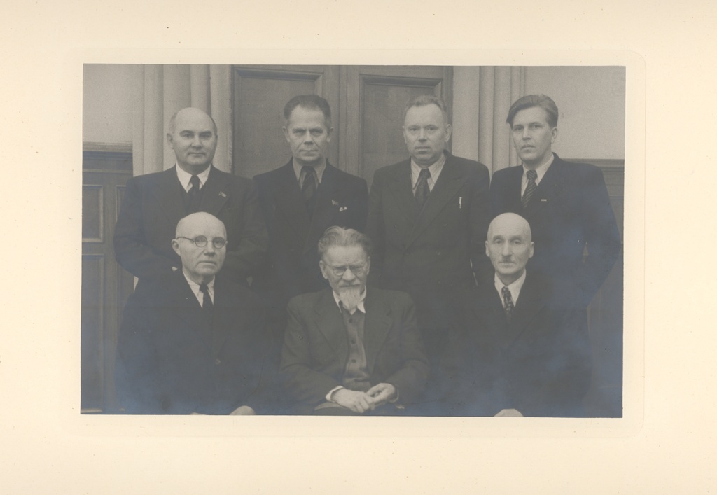 Group photo: m. Kalinin, J. Vares-Barbarus, Hans Kruus, Ed. Päll, g. Kallas and K. Rohtmaa, Kalinin's colleagues in Moscow 1945