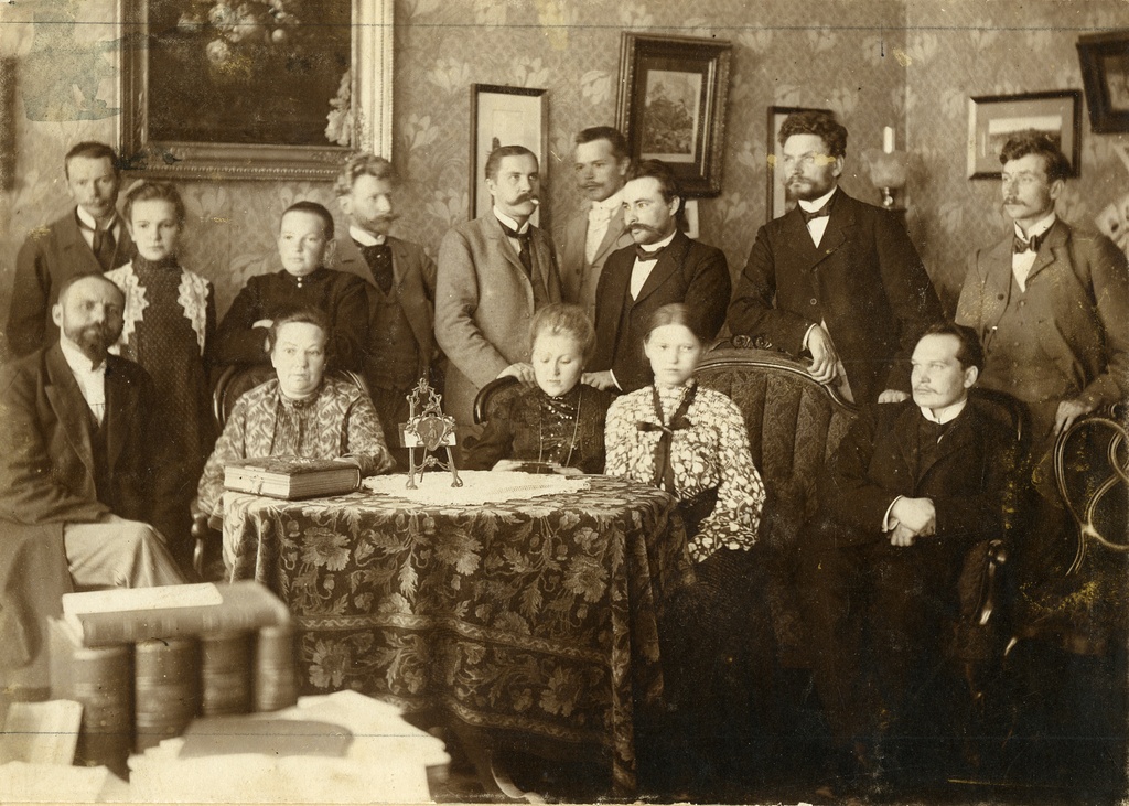 "Teacher" edited in 1903. Sitting on the left: 1. A. Laikmaa, 2. M. Martna's wife, 3. M. Martna's daughter, 4. A. Laikmaa sister Anni, 5. K. Päts; stands 1. E. Virgo, 2.-3. M. Martna's daughter and son, 4. H. Pöögelmann, 5. E. Vilde, 7. J. V. Veski, 8. M. Martna