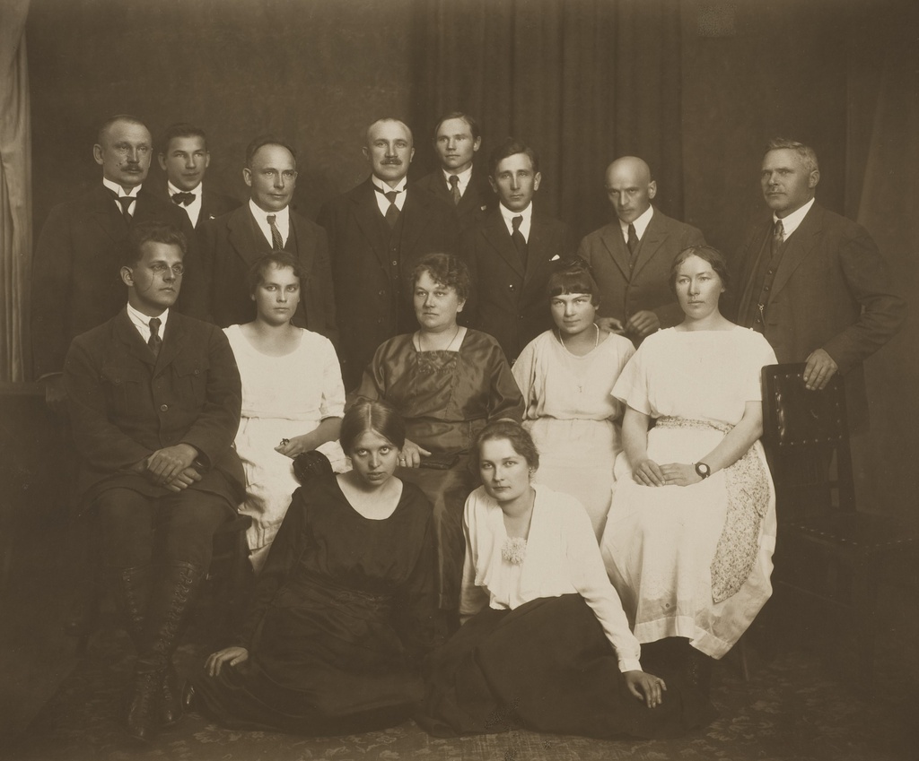 J. Mändmets with other journalists. Editing of the "Day Page". (1922?)