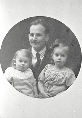 Peeter Põld with children  duplicate photo