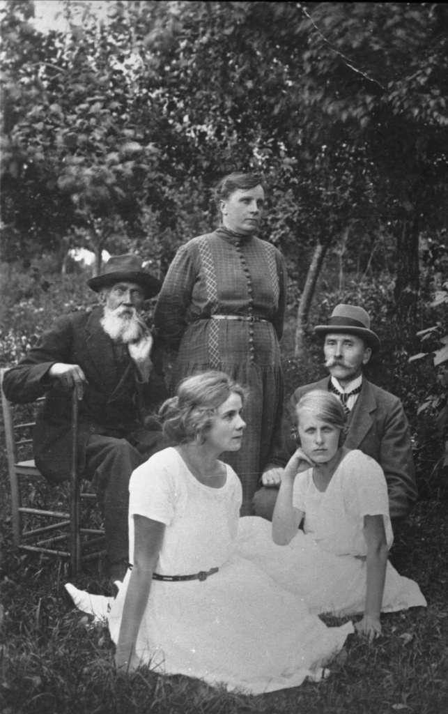 VAS. Jaan Kriips (p. Grünfeldti äi), Anna-Maria Grünfeldt (seasab), Gerda Grünfeldt (ees), Else Grünfeldt (mush), Peeter Grünfeldt 1922 Pukas