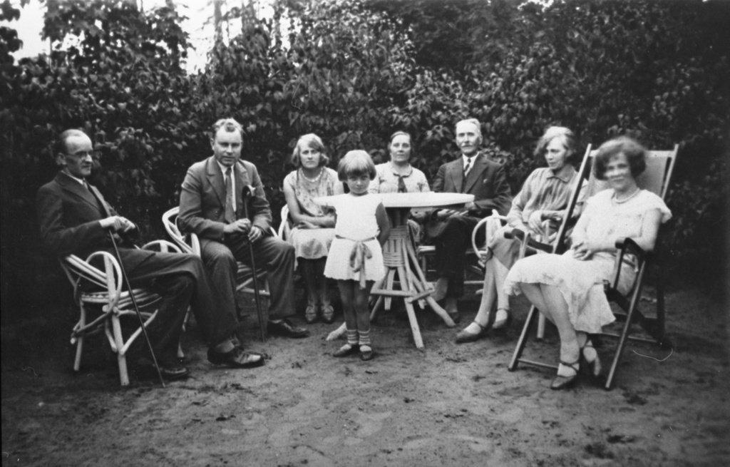 VAS. : h. Haljaspõld, Jaan Black, Else Black, Anna Grünfeldt, Peeter Grünfeldt, Jeanne de Gruf, Gerda Grünfeldt Nõmmel 1930