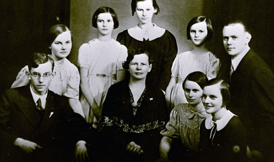 Helmi Põld with children approx. 1938. a. I r. VAS. : 1) Toomas-Jeremias, 2) Helmi Põld, 3) Anne-Reet, 4) Mai-Mirjam; II r. VAS. : 1) Ester-Marta, 2) Helme-Rutt, 3) Lehti-Kai, 49 Imbi-Kersti, 5) Agu  duplicate photo