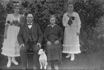 Henrik Visnapuu's parents and sisters  duplicate photo