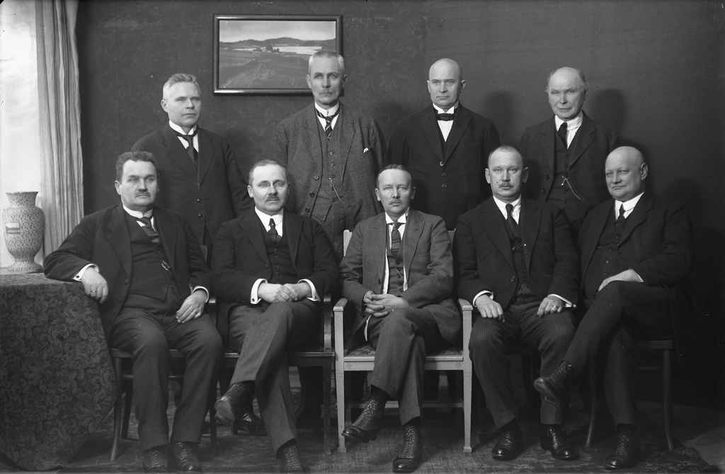 Editing of the "Day Page" in the first row vas. : 3) Karl Ast, 4) Hans Rebane; II row vas. : 1) Georg Eduard Luiga ?