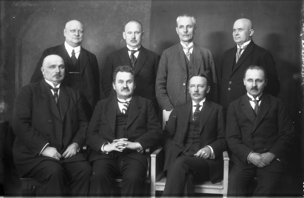 Management of the "Day Leaf" 1924: I row vas. 3) Karl Ast, II row vas. 2) Hans Rebane