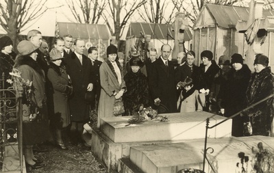 Estonians on the grave of a. Dido in Paris  duplicate photo