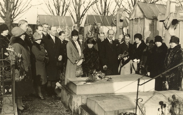 Estonians on the grave of a. Dido in Paris