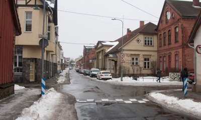 foto peegelpildis, Viljandi, Posti tn talvel, kasiino hoone, hobusaan, taga Tallinna tn u 1905 rephoto