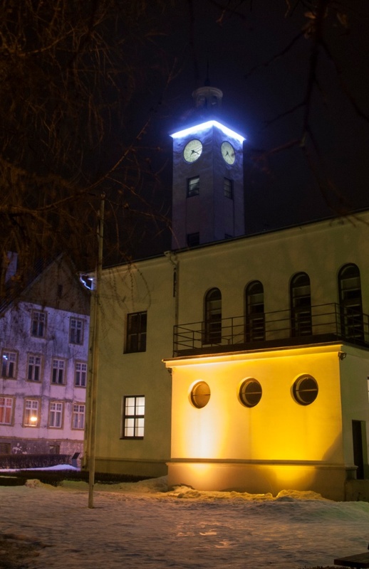 fotopostkaart, Viljandi, uus raekoda, õue poolt, pimedas, tuledes, u 1934, foto A. Kivilo (Viljandi) rephoto