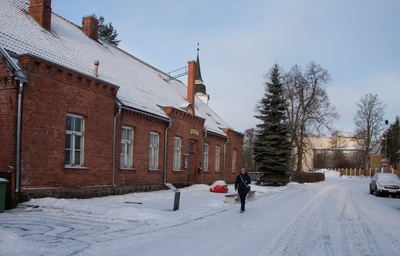 foto, Viljandi, Pioneeri (Pikk) tn 8, endine Jaani koguduse pastoraat, suusataja, veebruar 1958 F Hilja Riet rephoto