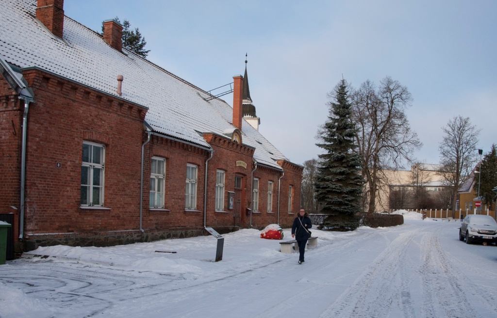 foto, Viljandi, Pioneeri (Pikk) tn 8, endine Jaani koguduse pastoraat, suusataja, veebruar 1958 F Hilja Riet rephoto