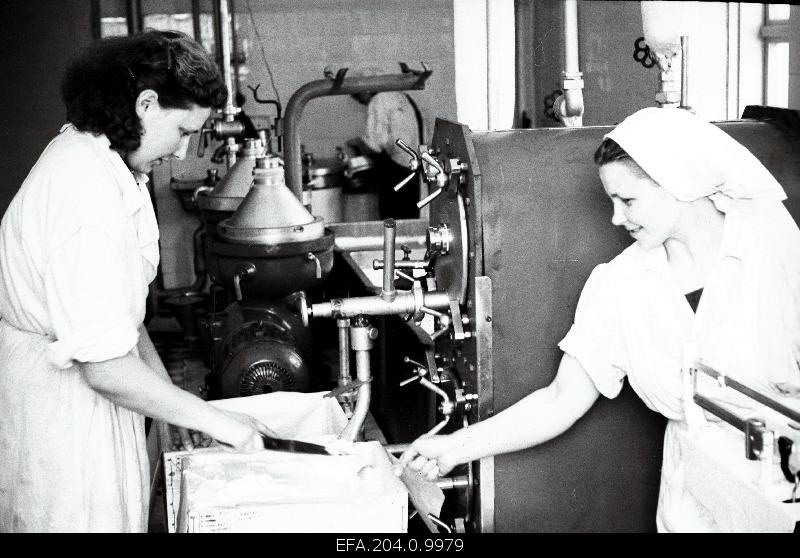 An intern of the Academy of Agriculture Helmi Rohumaa with the laboratory Maimu Pikkur working in the Voltwet sandwich manufacturing machine in Kilingi-Nõmme district.
