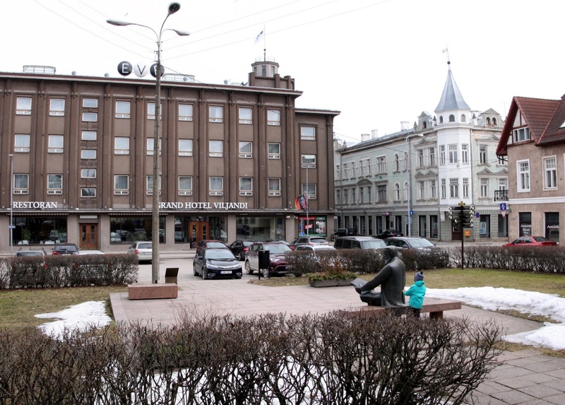 fotopostkaart, Viljandi, Keskväljak , Tartu tn 11 (endine Eve maja), V. Kingissepa (Lossi) tn 26, u 1982, foto A. Mäemets rephoto