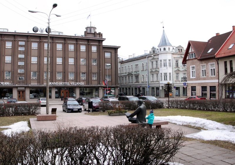 trükipostkaart, Viljandi, Tartu tn- Lossi tn ristmik, keskväljak, logo Viljandi 700, värviline, u 1980, foto G. German rephoto